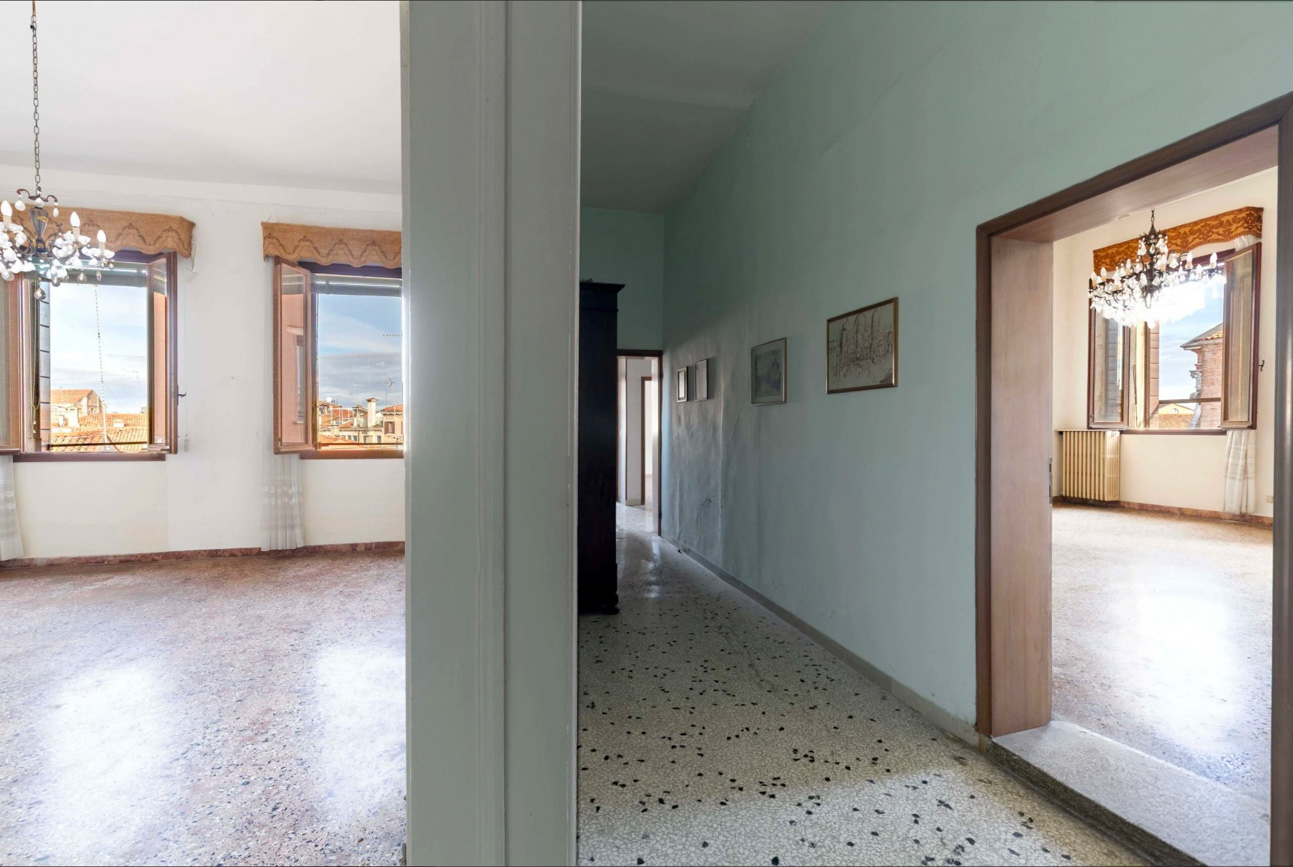 Ampia abitazione in un palazzo storico veneziano 