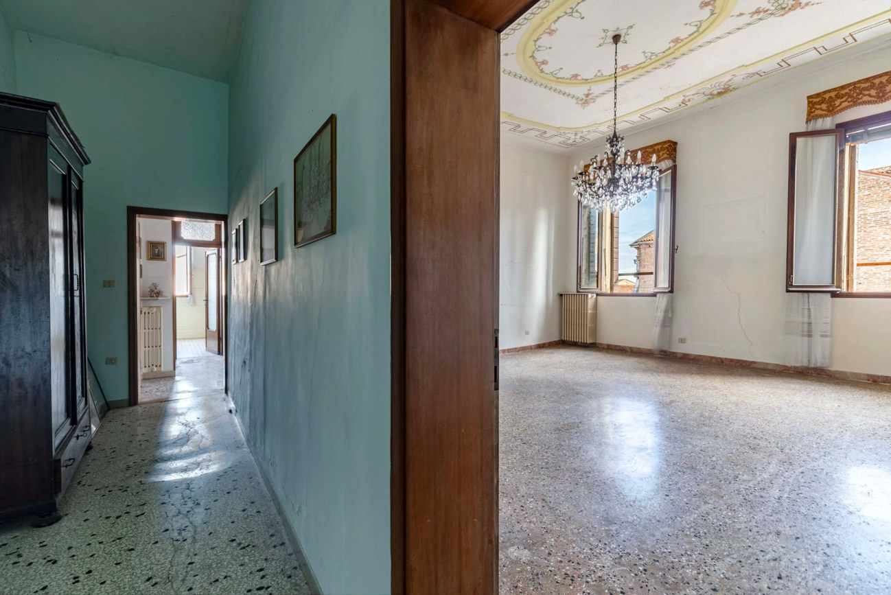 Ampia abitazione in un palazzo storico veneziano 