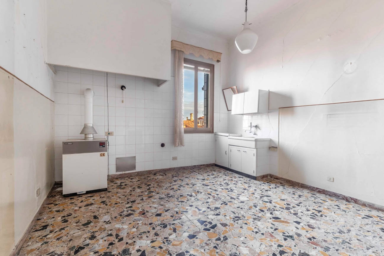 Ampia abitazione in un palazzo storico veneziano 