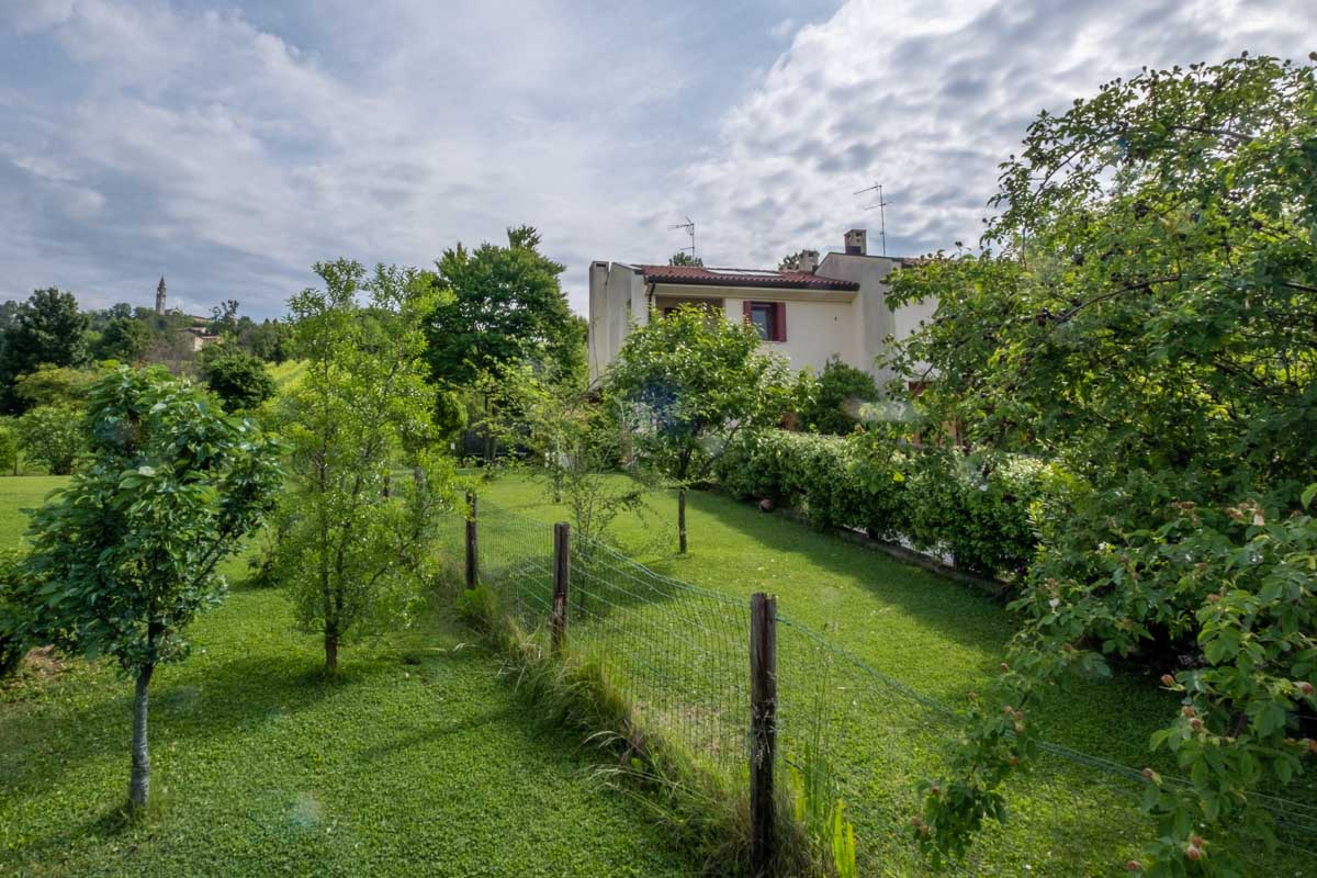 Semi-detached house with a lush private garden