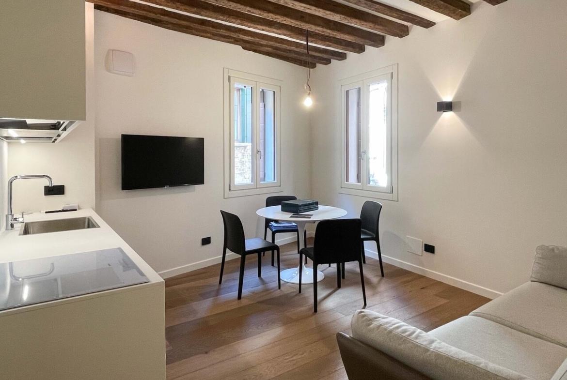 Refurbished one-bedroom apartment in San Samuele