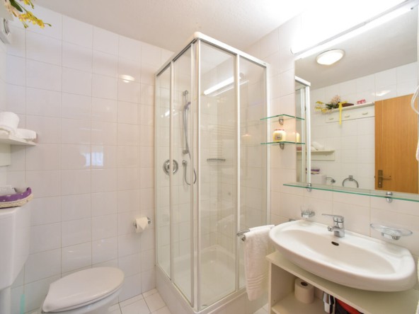 bagno dotato di doccia