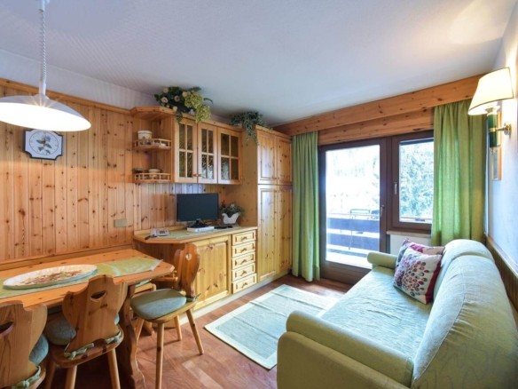 zona giorno con tavolo da pranzo