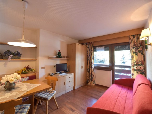 soggiorno con divano letto e accesso al balcone