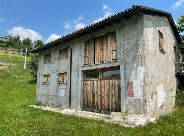 Country house to renovate in Tarzo