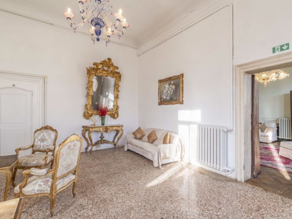 Salone con dettagli specchio