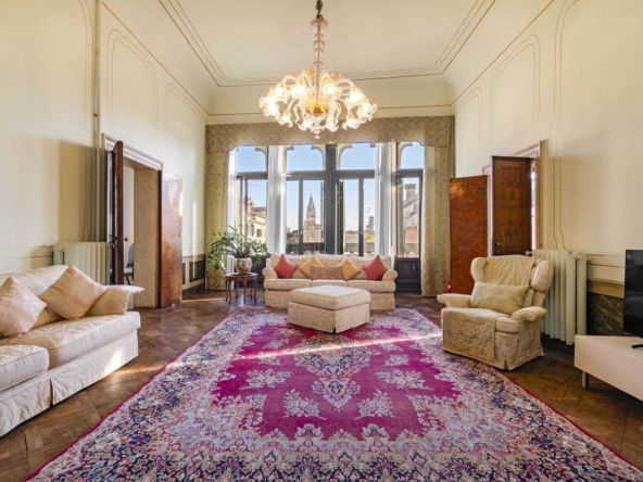 Salone principale con quadrifora