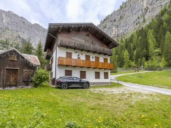 Fronte abitazione con deposito